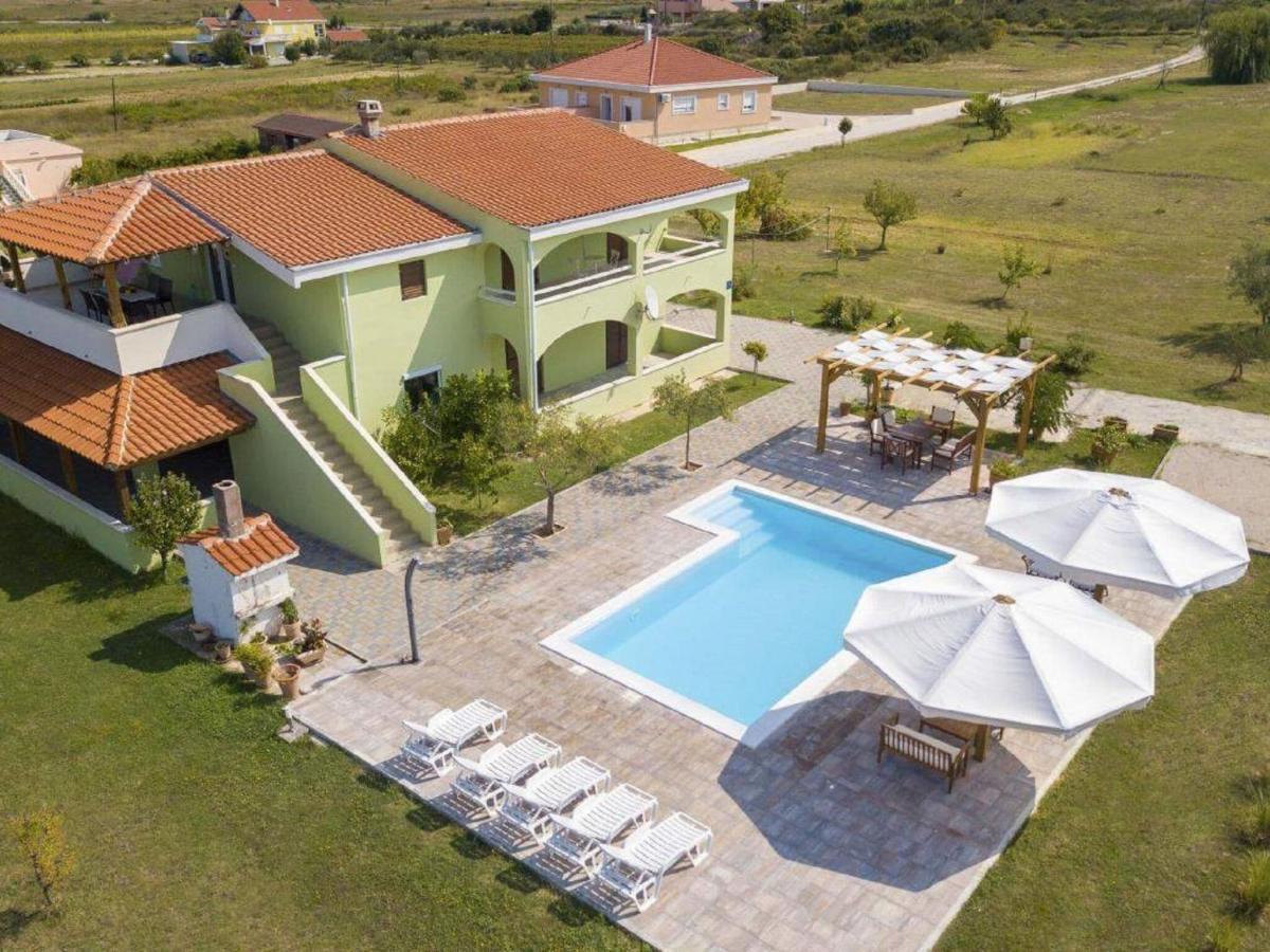 Spacious With Swimming Pool Apartment